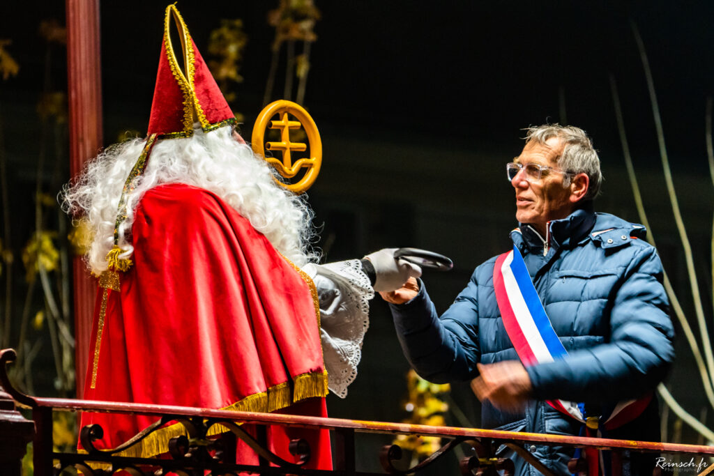 Saint-Nicolas recevant les clefs de la ville de Bruyères par le maire.